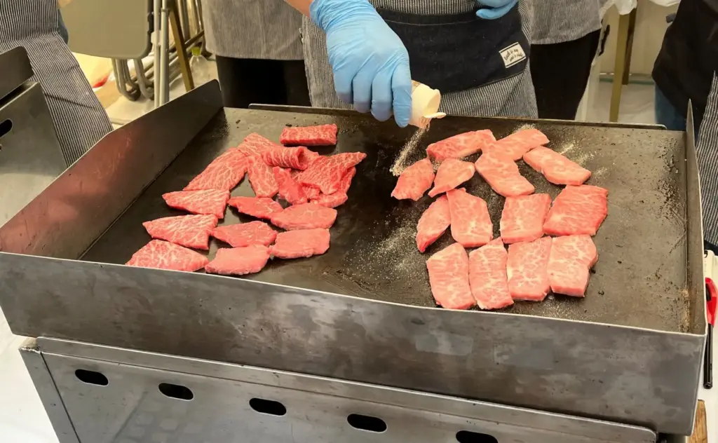 横浜肉まつり2025の会場「ブランチ横浜南部市場」で提供される武州和牛の無料試食の様子