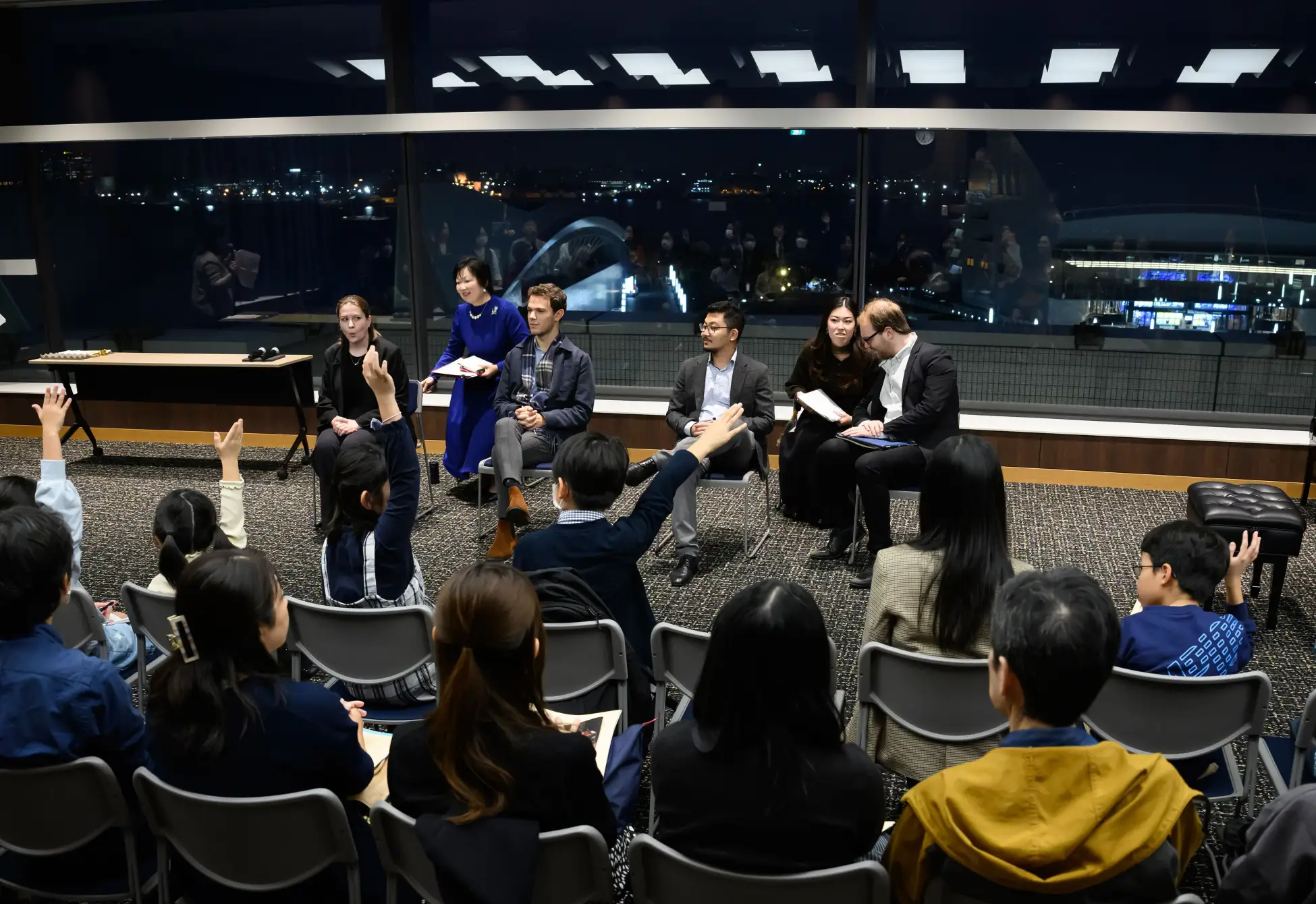 横浜みなとみらいホールで開催されるピアニスト交流イベントの案内。国際的ピアニストと小中学生がふれあう様子のイメージ。