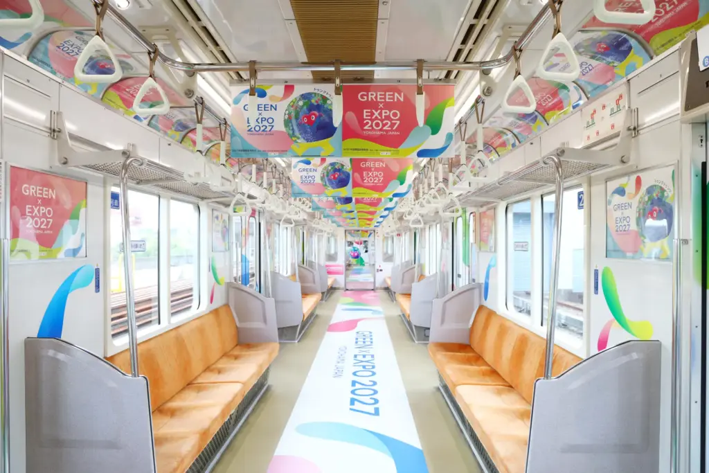 横浜市営地下鉄ブルーラインで出発したGREEN×EXPO 2027特別ラッピングトレインとマスコット・トゥンクトゥンク