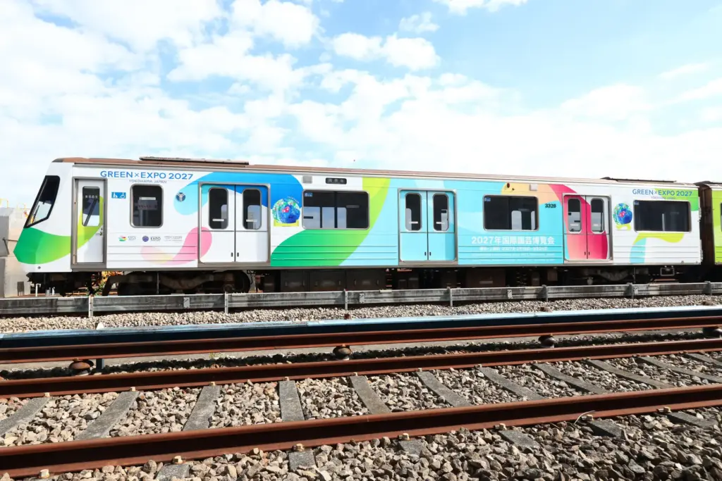 横浜市営地下鉄ブルーラインで出発したGREEN×EXPO 2027特別ラッピングトレインとマスコット・トゥンクトゥンク