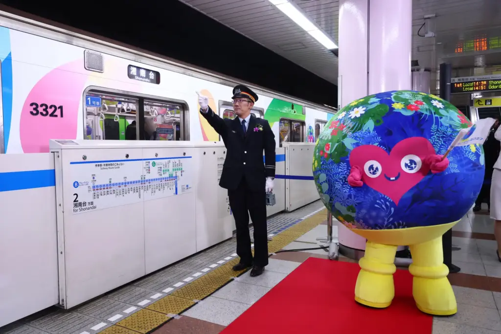 横浜市営地下鉄ブルーラインで出発したGREEN×EXPO 2027特別ラッピングトレインとマスコット・トゥンクトゥンク