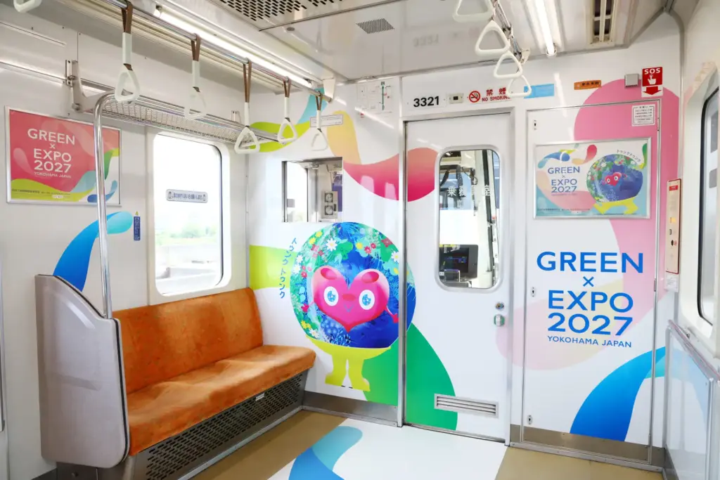 横浜市営地下鉄ブルーラインで出発したGREEN×EXPO 2027特別ラッピングトレインとマスコット・トゥンクトゥンク