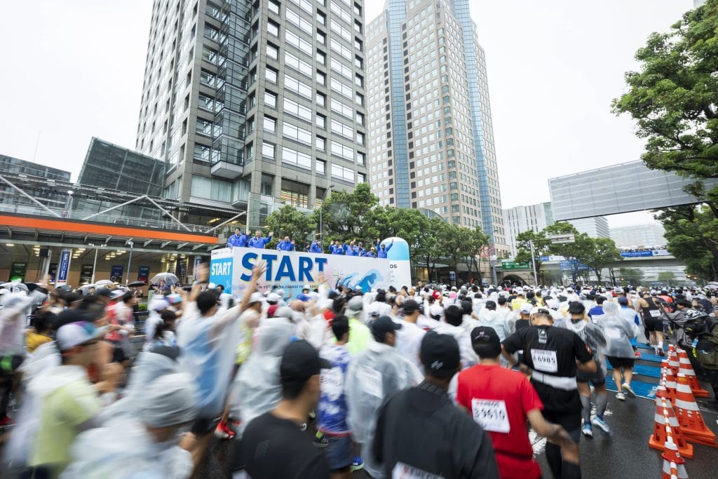 横浜マラソン2025の開催結果資料。完走率95.7％を記録し、雨天の中でも多くのランナーが完走した。