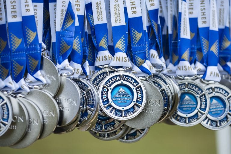 横浜マラソン2025の開催結果資料。完走率95.7％を記録し、雨天の中でも多くのランナーが完走した。