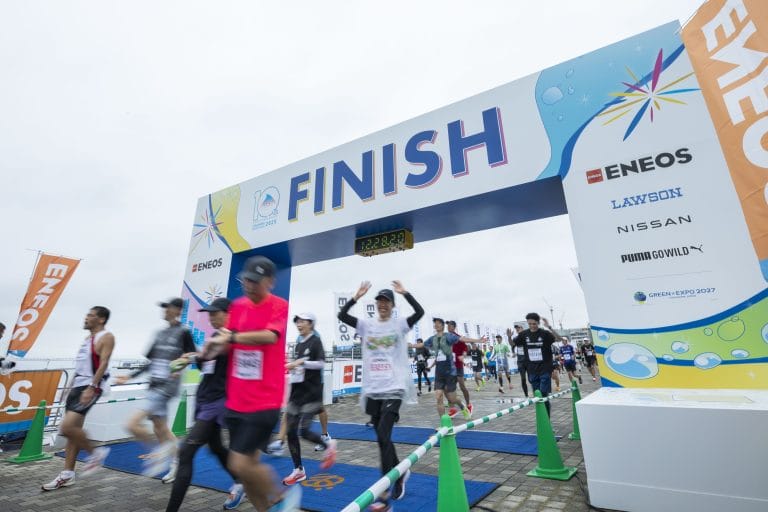 横浜マラソン2025の開催結果資料。完走率95.7％を記録し、雨天の中でも多くのランナーが完走した。