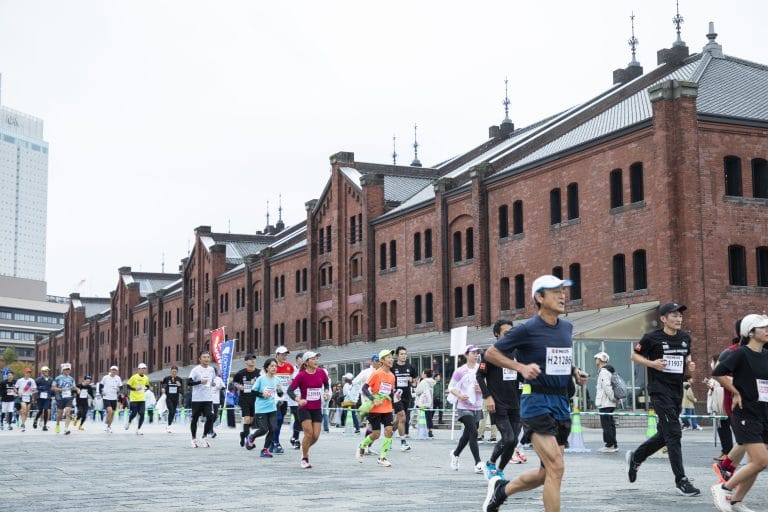 横浜マラソン2025の開催結果資料。完走率95.7％を記録し、雨天の中でも多くのランナーが完走した。