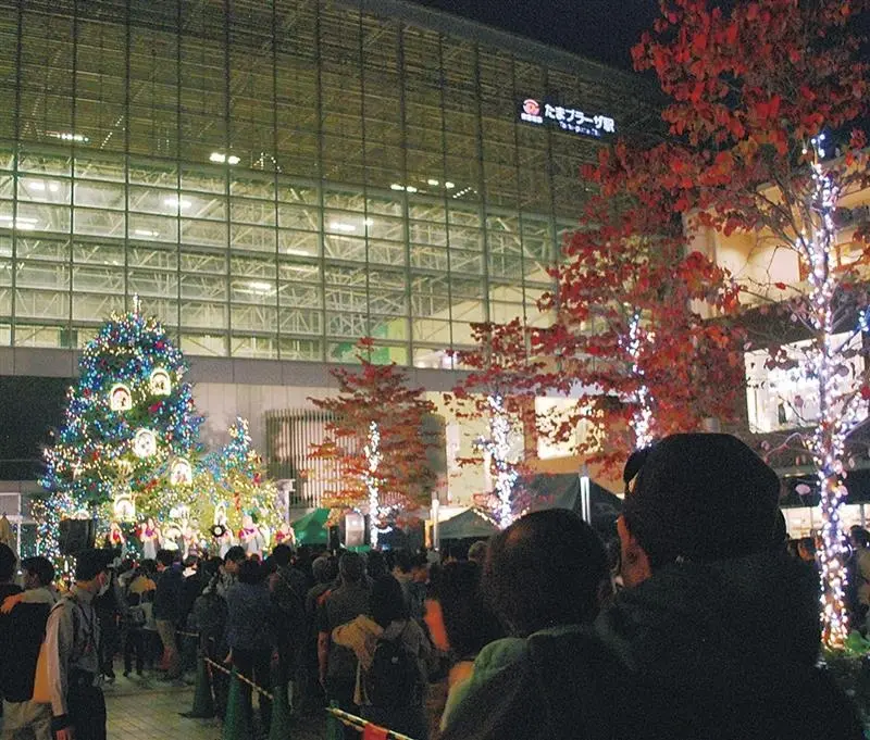 たまプラーザテラスのクリスマスツリーとのるるんのコラボ装飾イメージ