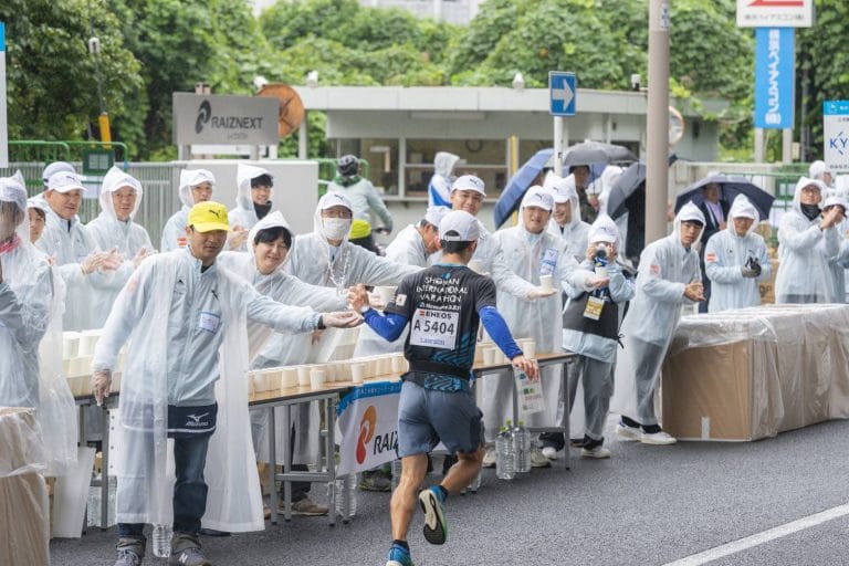 横浜マラソン2025の開催結果資料。完走率95.7％を記録し、雨天の中でも多くのランナーが完走した。