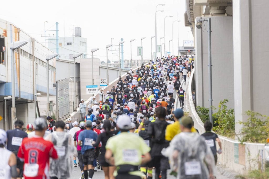 横浜マラソン2025の開催結果資料。完走率95.7％を記録し、雨天の中でも多くのランナーが完走した。