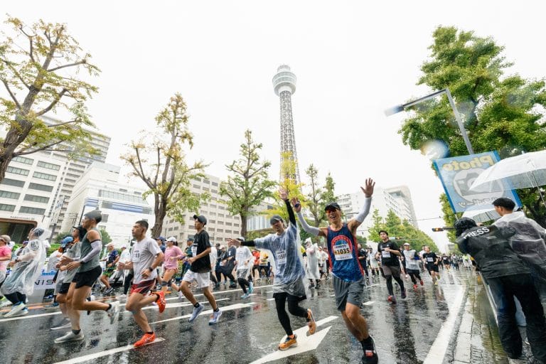 横浜マラソン2025の開催結果資料。完走率95.7％を記録し、雨天の中でも多くのランナーが完走した。